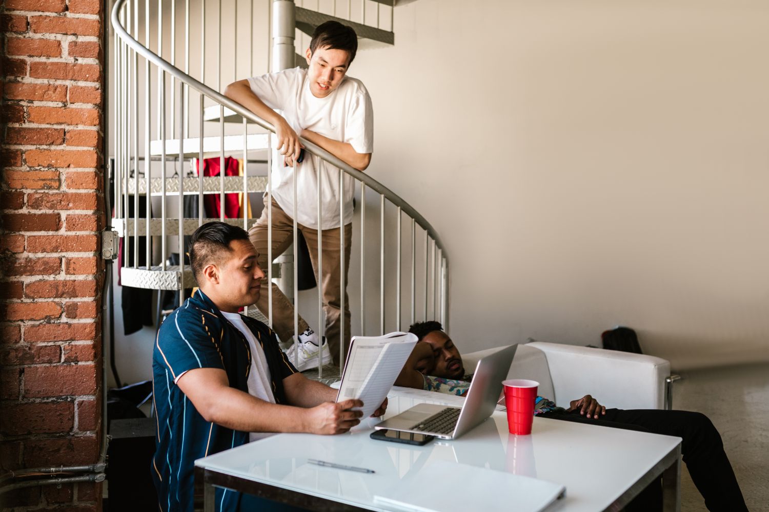 colocation entre jeune étudiants dans un appartement