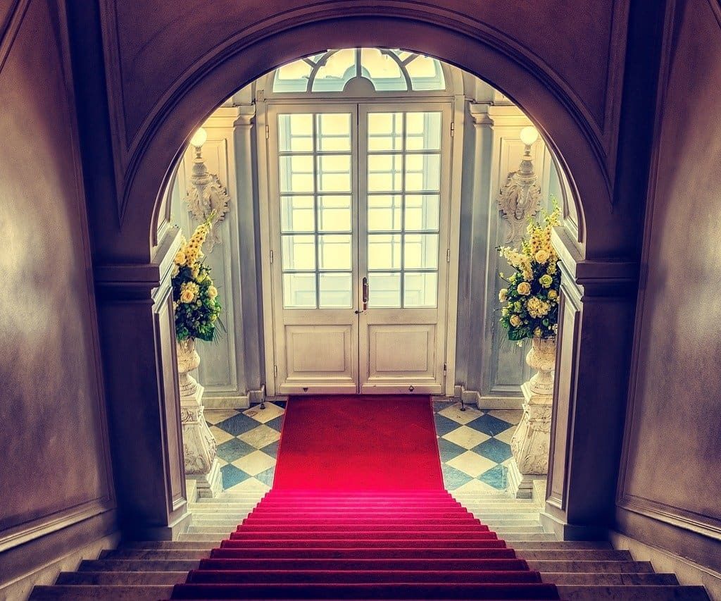 escaliers en partie commune avec tapis rouge